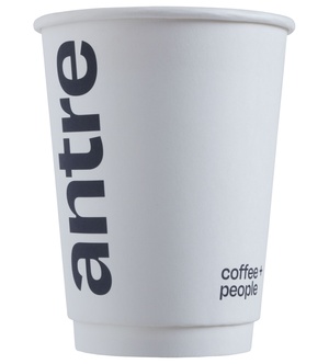 Beyaz, çift cidarlı 8oz baskılı kağıt bardak üzerinde “antre” ve “coffee+people” logoları yer almakta; bardak kişiselleştirilmiş ve sunuma hazır şekilde sergileniyor.
