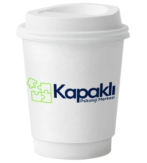 Beyaz, özel baskılı kapaklı karton bardak üzerinde “Kapaklı Psikoloji Merkezi” logosu ve yeşil detaylar yer almakta. 8oz boyutunda, sıcak içecek sunumu için ideal bir ürün.