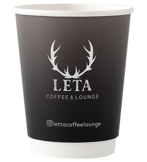 Siyah zemin üzerinde beyaz geyik boynuzu ve “LETA COFFEE” logosu bulunan özel baskılı karton bardak, markaya özgü şık tasarım ile öne çıkarılmış.
