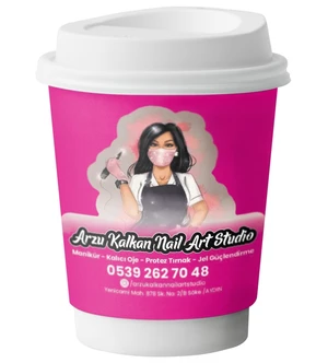 Pembe tabanlı, üzerinde Nail Art Studio logosu ve karakter görseli bulunan özel baskılı karton bardak, yaratıcı ve eğlenceli bir tasarım sunuyor.