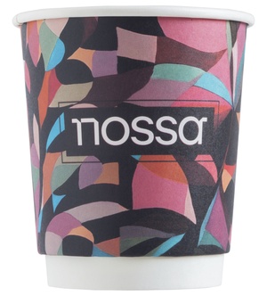 Geometrik desenlerle süslenmiş, üzerinde “nossa” yazan özel baskılı karton bardak, renkli ve modern bir marka kimliği yansıtıyor.