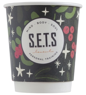 Siyah zemin üzerine S.E.T.S logosu ve çiçek desenleriyle süslenmiş özel baskılı karton bardak, modern ve dikkat çekici bir tasarıma sahip.